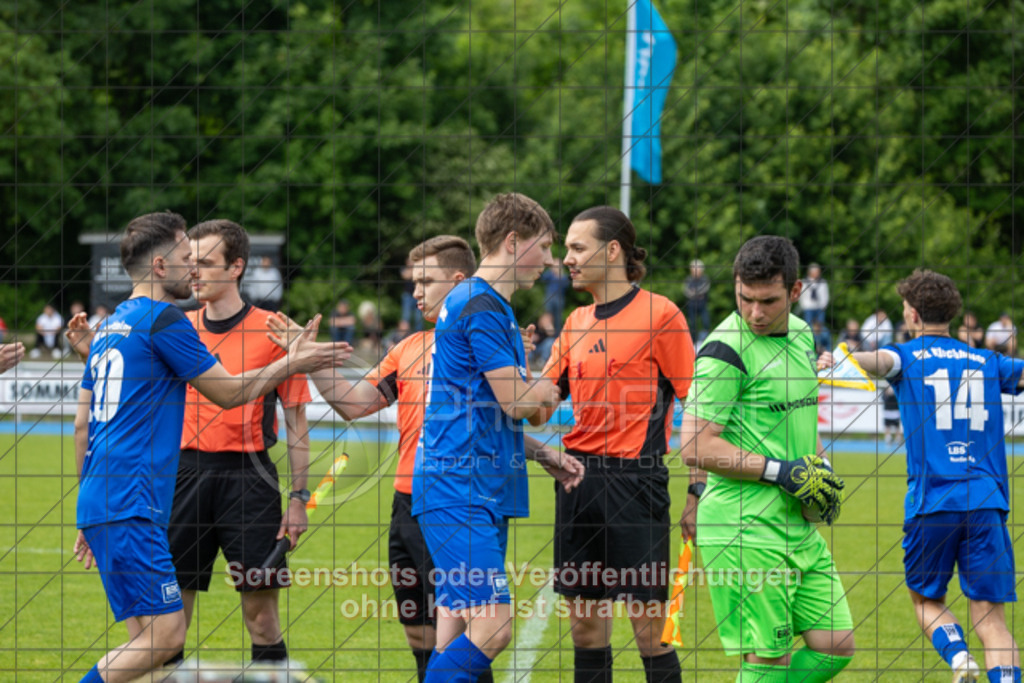20250529_162838_0039 | #,  VfL Kirchheim (blau) vs. 1.FC Eislingen (weiß), Fußball, Bezirkspokal Finale - Bezirk Neckar/Fils, 2024/2025, Rasenplatz VfL Stadion Kirchheim, Jesinger Straße 105, 73230 Kirchheim, 29.05.2025 - 16:30 Uhr,Foto: PhotoPeet-Sportfotografie/Peter Harich