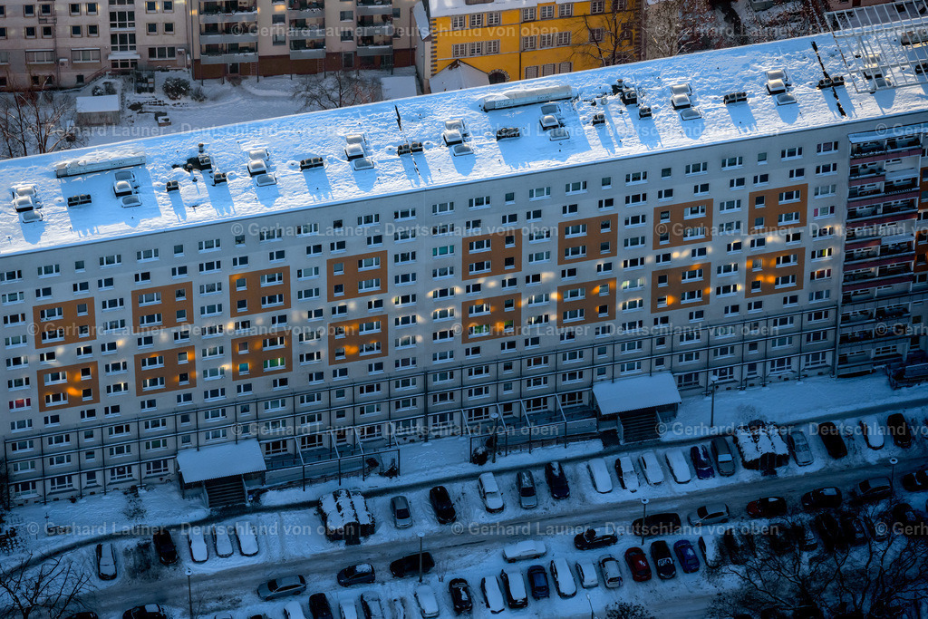 4045071 | ERFURT 14.02.2021 Winterlich schneebedeckte Hochhäuser im Wohngebiet einer industriell gefertigten Plattenbau- Siedlung am Juri-Gagarin-Ring im Ortsteil Altstadt in Erfurt im Bundesland Thüringen, Deutschland. // Wintry snowy skyscrapers in the residential area of industrially manufactured settlement on Juri-Gagarin-Ring in the district Altstadt in Erfurt in the state Thuringia, Germany. Foto: Gerhard Launer