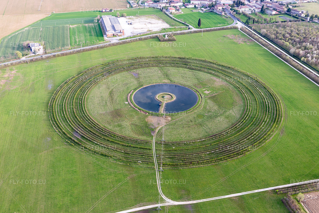 Vue aérienne: Arches circulaires d'un système d'irrigation pivotant dans les champs agricoles de Persereano à Pavia di Udine dans le département Udine, Italie. Photo: IMG_105802.jpg prise le 08/04/2018 par Werner Riehm/FLY-FOTO.eu – Résolution de l'original: 5472 x 3648 px