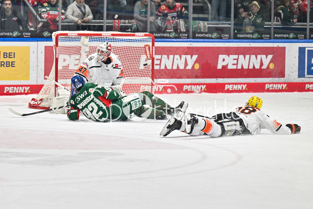 Augsburger Panther - Löwen Frankfurt | AUGSBURG, GERMANY - 16. JANUARY:  Joseph CRAMAROSSA (Augsburger Panther 92) erzielt in dieser Szene den Treffer zum 2-1 / Tor / Torschuetze / Freude / Happy während dem Match zwischen den Augsburger Panthern und den Löwen Frankfurt am 40. Spieltag der penny DEL im Curt Frenzel Stadion