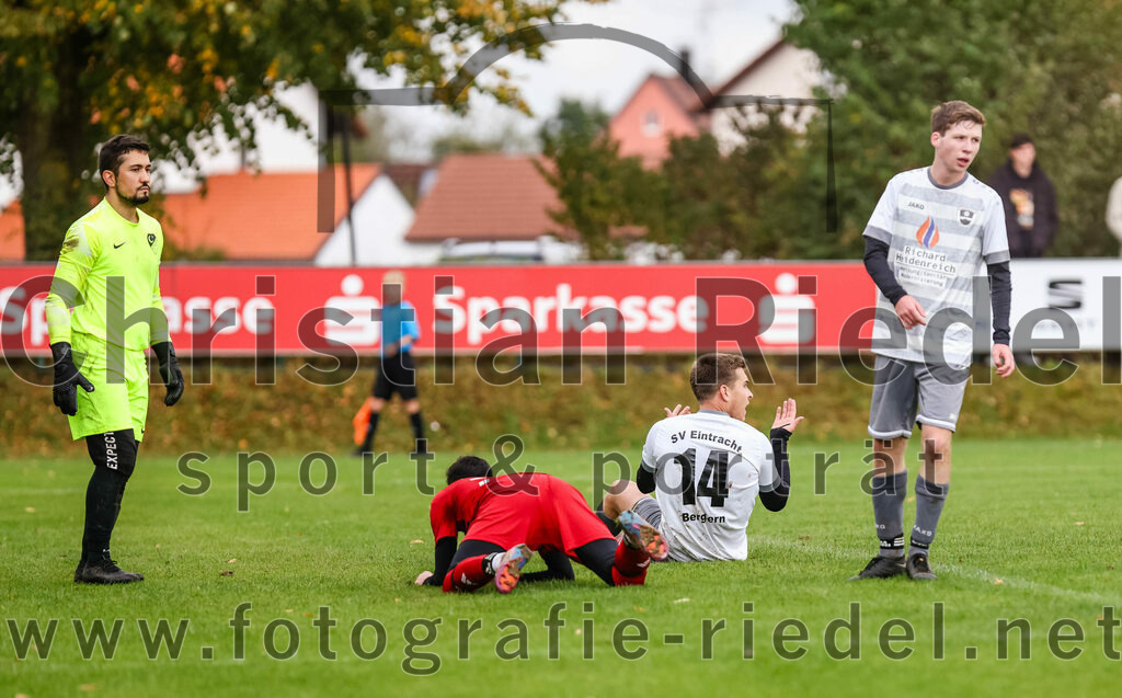 2023-10-15_044_SV_Eintracht_Berglern_gegen_FC_Tuerkguecue_Erding | Berglern, Deutschland, 15.10.2023:
Fußball, Kreisklasse 2023 / 2024, 10. Spieltag, SV Eintracht Berglern gegen FC Türkgücü Erding, Endergebnis: 1:0

Torwart Kerim Tuncel (FC Türk Gücü Erding, #1), Mert Gül (FC Türk Gücü Erding, #21), Thomas Schmid (SV Eintracht Berglern, #14)

Foto: Christian Riedel / fotografie-riedel.net