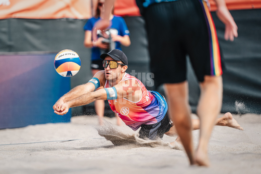 Beachvolleyball | Männer | Allianz German Beach Tour 2024 | Tourstop Kühlungsborn 2 | 15.08.2024 | Tilo Rietschel springt zum Ball
