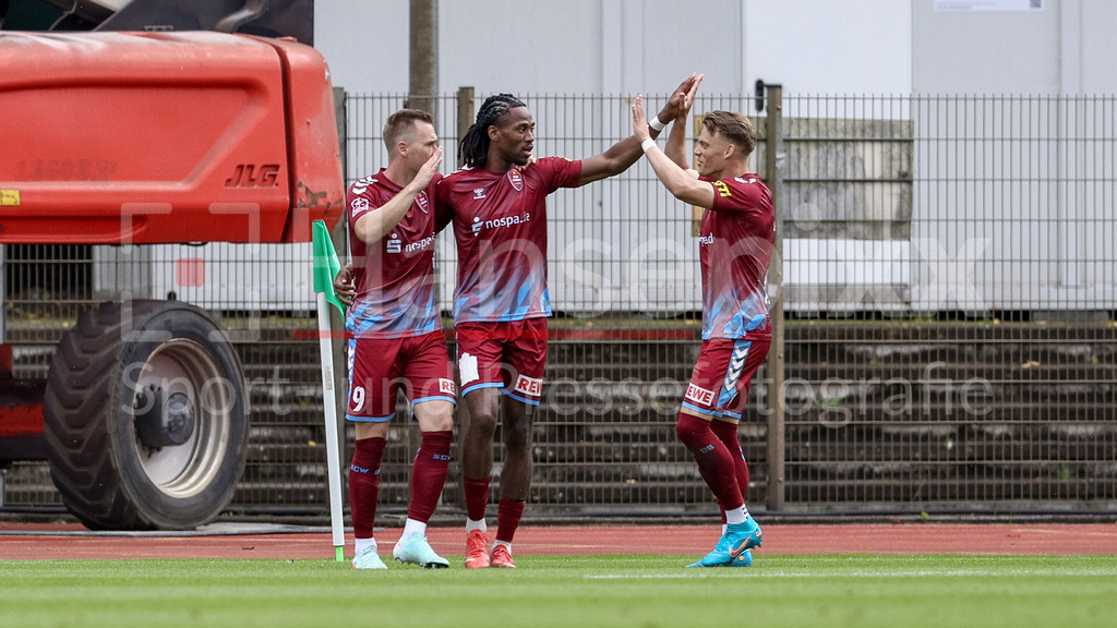 Fussball, Regionalliga Nord, SV Werder Bremen II - SC Weiche Flensburg | Spieler des SC Weiche Flensburg 08 mit Torjubel, Jubel, jubeln, jubelt, optimistisch, Spielszene, Highlight, Freude über das Tor zum 0:1