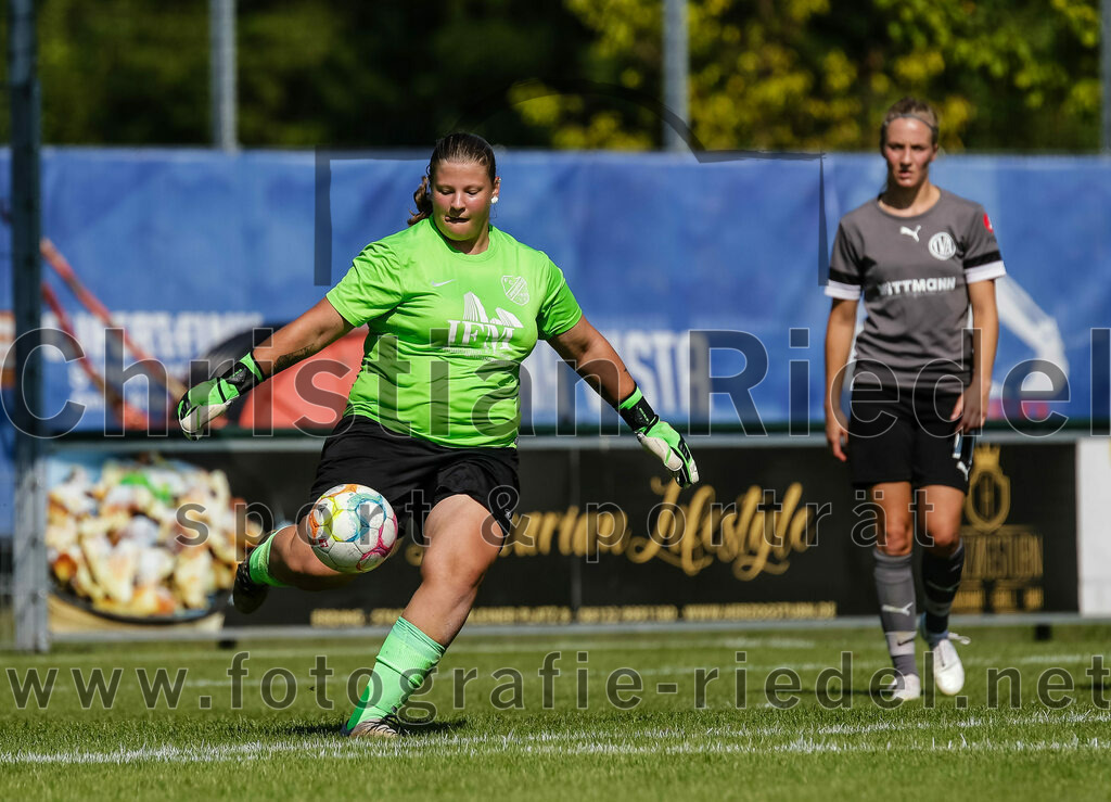 2023-09-09_077_FC_Langengeisling_gegen_TV_1864_Altoetting | Erding, Deutschland, 09.09.2023:
Fußball, Bezirksoberliga 2023 / 2024, 2. Spieltag, FC Langengeisling gegen TV 1864 Altötting, Endergebnis: 2:3

Torwart Isabell Losleben (FC Langengeisling, #1), Sandra Utzschmid (TV 1864 Altötting, #17)

Foto: Christian Riedel / fotografie-riedel.net
