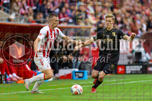 1. FC Köln vs FC Augsburg - 1. Bundesliga  | Köln, Deutschland, 18.10.25:   Kristoffer Lund (1. FC Köln) und Anton Kade (FC Augsburg) im Kampf um den Ball waehrend des Spiels der 1. Bundesliga zwischen  1. FC Köln vs FC Augsburg im RheinEnergieStadion(Foto von Brauer-Fotoagentur / Adrian Schlueter)
