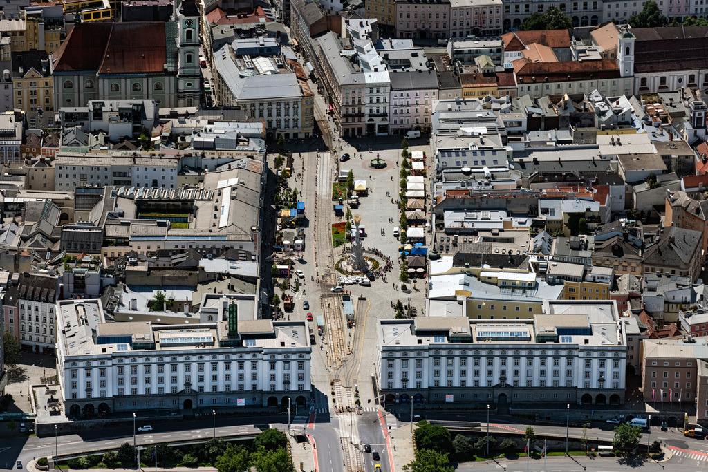 dr__0092135.jpg | LINZ 14.06.2022 Platz- Ensemble im Innenstadt- Zentrum am Hauptplatz im Ortsteil Innenstadt in Linz in Oberösterreich, Österreich. 