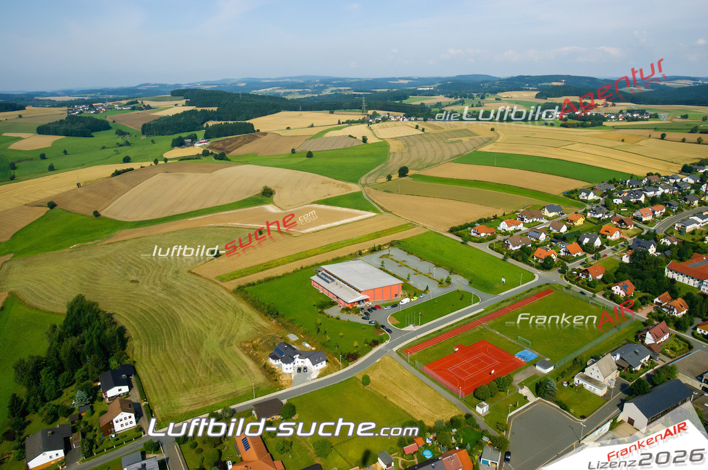 Die Luftaufnahme der Stadt Marktleugast wurde vom UL-Flugzeug heraus erstellt ( keine Drohne )- hohe Auflösung für beste Qualität