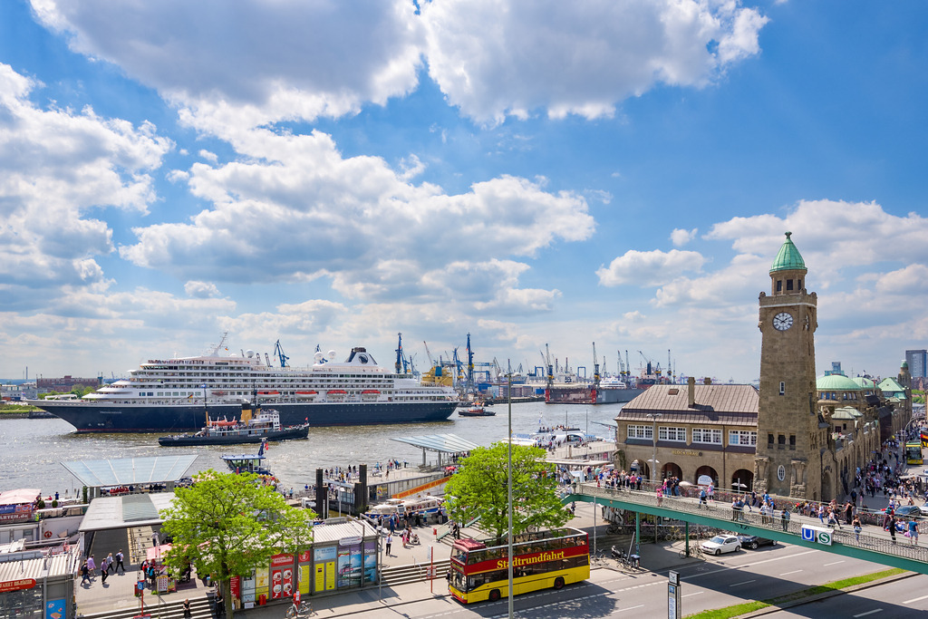Prinsendam | An den Landungsbrücken in Hamburg fährt das Kreuzfahrtschiff Prinsendam (heute Amera) vorbei. Das Schiff ist 204 Meter lang, es wurde im Jahr 1988 gebaut. Vor der Prinsendam fährt in entgegengesetzter Richtung der historische Dampfeisbrecher Stettin. - Realisiert mit Pictrs.com