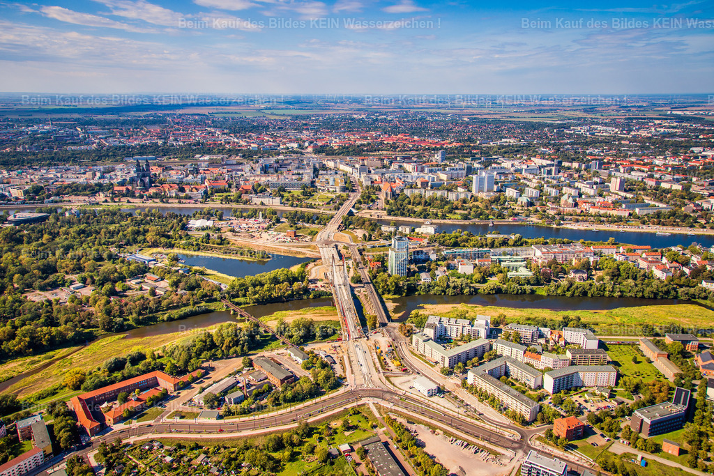 Magdeburg Luftbild von oben Pylon Strombrücke Alte Elbe Werder und Dom Johanniskirche-6826 | Aktuell wird im City Carrè die Ausstellung "Magdeburg von ganz oben" mit Luftbildern der Stadt präsentiert. Diese Ausstellung zeigt Luftaufnahmen der Stadt, die die Entwicklung Magdeburgs über die Jahre dokumentieren.&nbsp; Die Ausstellung "Magdeburg von ganz oben" läuft vom 5. bis 30. Mai 2025
 - Realisiert mit Pictrs.com