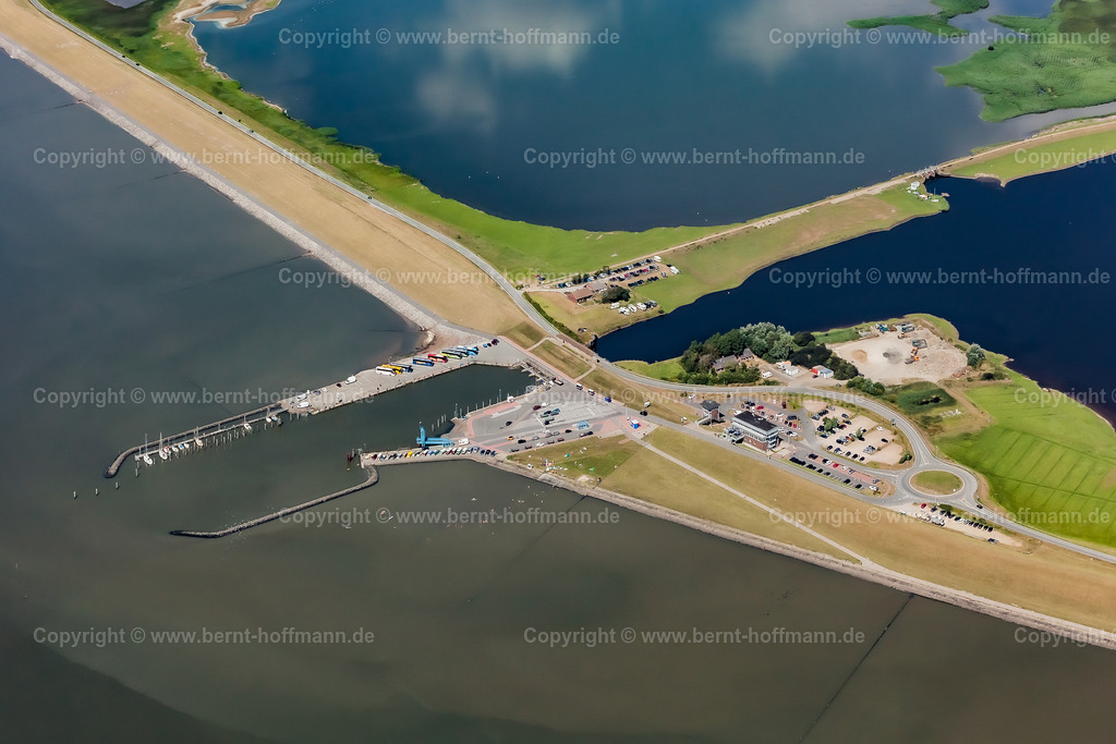 PLB_4537_Schluettsiel_VWparade | LUFTBILD. Schlüttsiel. __ Kleiner Schutzhafen mit Fähranleger vor dem Deich.  - Realisiert mit Pictrs.com