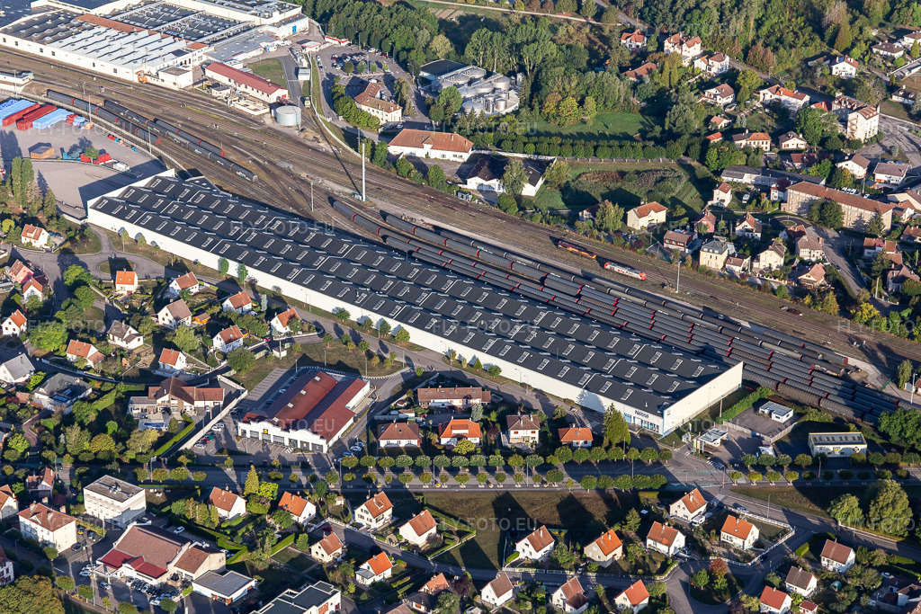 Vue aérienne: Fabricant de produits alimentaires - Locaux de l'usine Nestlé Waters Supply Est à Vittel dans le département Vosges, France. Photo: IMG_118453.jpg prise le 16/09/2019 par Werner Riehm/FLY-FOTO.eu – Résolution de l'original: 5472 x 3648 px