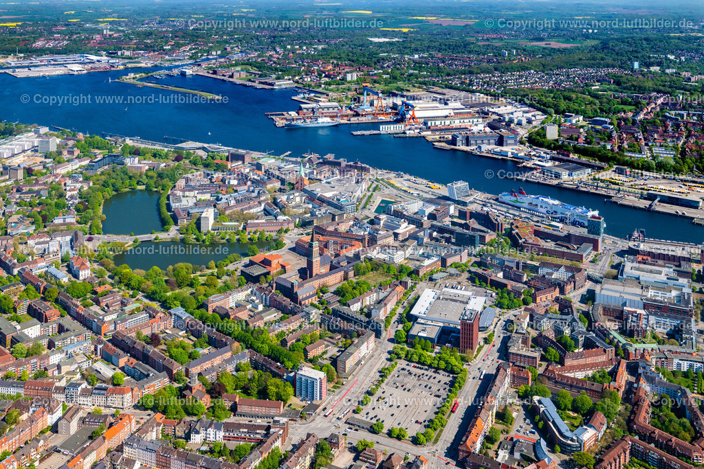 Kiel_Altstadt_ELS_6057010524 | KIEL 01.05.2024 Hafenanlagen an der Meeres- Küste der Kieler Förde an der Landesstraße L52 in Kiel im Bundesland Schleswig-Holstein, Deutschland. Innenhafen am " Hörn -Campus ". Weiterführende Informationen bei: Kiel-Marketing GmbH. // Port facilities on the sea coast of the Kiel Fjord on the state road L52 in Kiel in the state Schleswig-Holstein, Germany. Inner harbor at the " Hoern-Campus ". Further information at: Kiel-Marketing GmbH. Foto: Martin Elsen