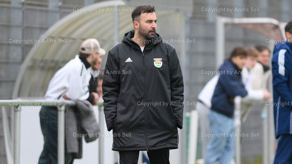 TSV Kronshagen vs. SpVg. Eidertal Molfsee | Trainer Coskun Yamak (TSVK) / Fußball-Landesliga Schleswig Männer 2025/2026 / TSV Kronshagen vs. SpVg. Eidertal Molfsee / Kunstrasenplatz (Platz 5) / Kronshagen / 21.03.26 - Realisiert mit Pictrs.com