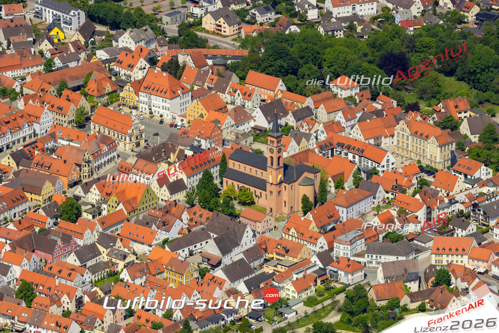 Das Luftbild zeigt Kirche Friedberg - Die Luftaufnahme wurde 2023 vom UL-Flugzeug aus erstellt ( keine Drohne ) - Hochauflösende Luftaufnahme - Für grossformatige Ausdrucke geeignet. Die Geschenkidee !Mit Lizenz und Bildrechte bestellbar