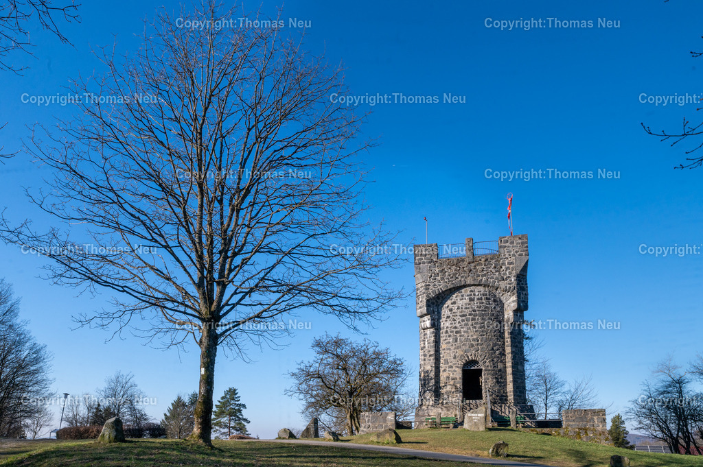 DSC_8133 | bli, Der Bismarckturm auf der Litzelröder Höhe, in wunderschöner Lage wurde der etwa 12 Meter hohe Turm in den Jahren 1906 bis 1907 von dem Verschönerungsverein und Verkehrsverein Lindenfels und dem Odenwaldklub Lindenfels auf der Litzelröder Höhe erbaut. Nicht nur wegen des schönen Ausblickes weit über das Weschnitztal und das Gersprenztal lohnt sich ein Ausflug zu diesem Turm. Es ist auch ein perfekter Ausgangspunkt, um von hier weiter zu wandern. Der Weg nach Winterkasten bietet zu jeder Jahreszeit herrliche Ausblicke in den Odenwald. TN/Bild: Neu   ,, Bild: Thomas Neu