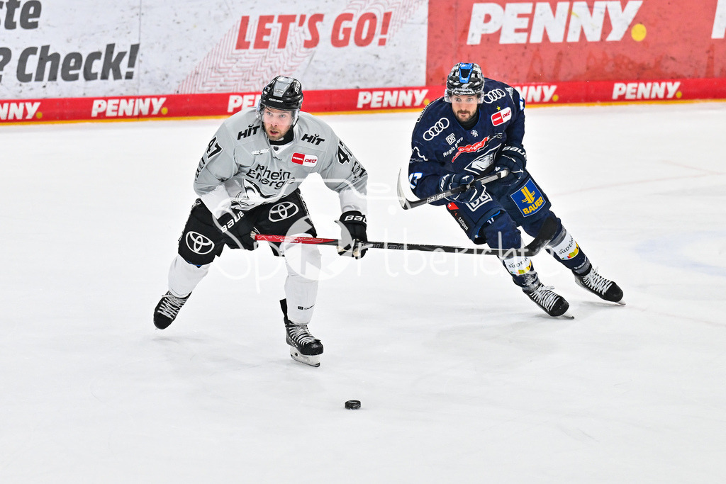ERC Ingolstadt - Kölner Haie | im Duell Veli-Matti VITTASMAEKI (Koelner Haie 47) und Abbott GIRDUCKIS (ERC Ingolstadt 17) / Zweikampf / DEL Playoff Halbfinale: ERC Ingolstadt - Koelner Haie, Saturn-Arena am 02.04.2025