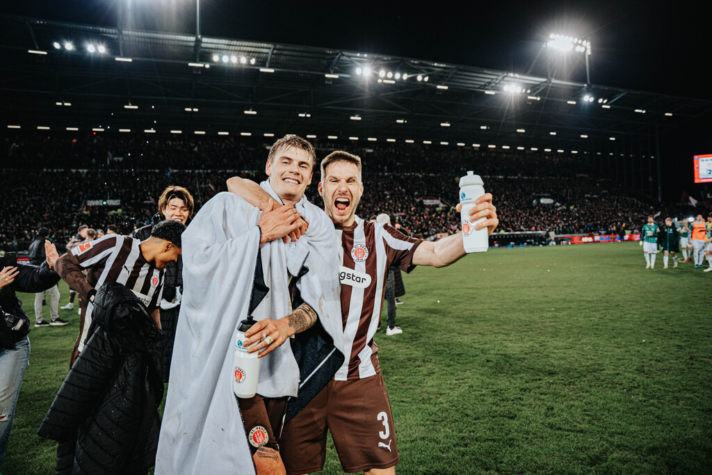 FCP04999 | Der offizielle Shop für FC St. Pauli Fotos. Wähle aus Spielszenen & Fanmomenten dein FCSP Wunschformat. Wir liefern Millerntor-Atmosphäre.