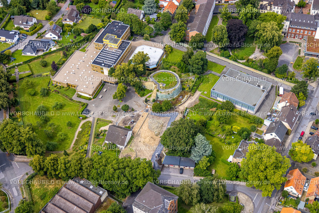 Werl240712084 | Luftbild, Altes Schloss Werl, Schlossruine des ehemaligen kurfürstlichen Stadtschlosses, Ursulinengymnasium und Sporthalle, Werl, Soester Börde, Nordrhein-Westfalen, Deutschland