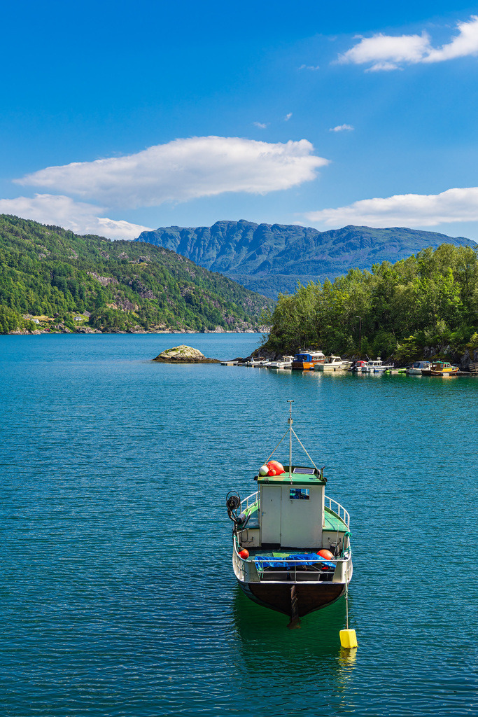 Blick über den Åkrafjord mit Fischerboot in Norwegen | Blick über den Åkrafjord mit Fischerboot in Norwegen.