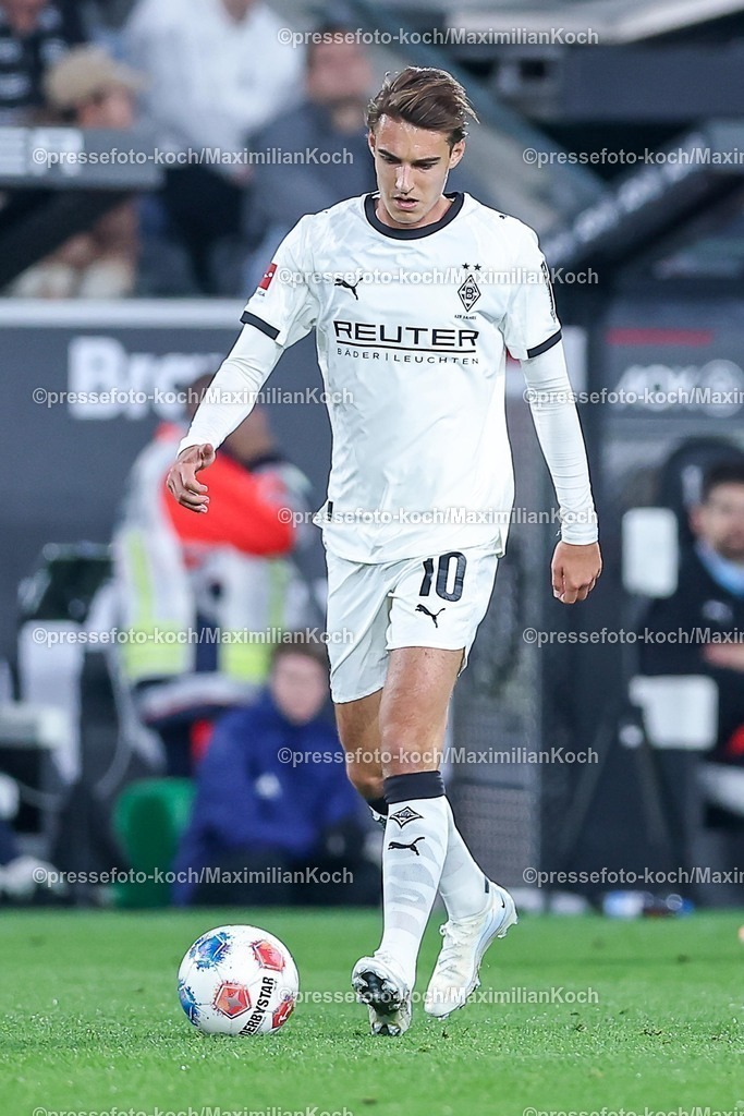 BMG05102501120 | 05.10.2025, Fußball, Borussia Mönchengladbach - SC Freiburg, 1. Fußball Bundesliga, Borussia-Park, Saison 2025 2026: Florian Neuhaus&nbsp;(Borussia Mönchengladbach #10) DFB regulations prohibit any use of photographs as image sequences and or quasi-video.