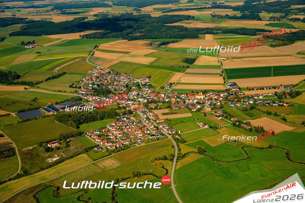 Das Luftbild zeigt : Grafentraubach Laberweinting - Die Luftaufnahme wurde 2023 vom UL-Flugzeug aus erstellt ( keine Drohne ) - Hochauflösende Luftaufnahme - Für grossformatige Ausdrucke geeignet. Die Geschenkidee !Mit Lizenz und Bildrechte bestellbar