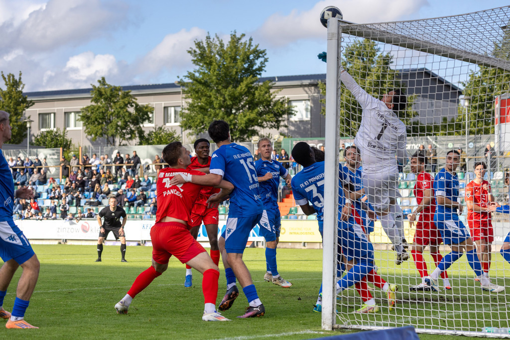 Fußball, Aufstiegsspiel zur Regionalliga Südwest, FK Pirmasens gegen VfR Mannheim | Fußball, Aufstiegsspiel zur Regionalliga Südwest, FK Pirmasens gegen VfR Mannheim***Eckball VfR - Realisiert mit Pictrs.com