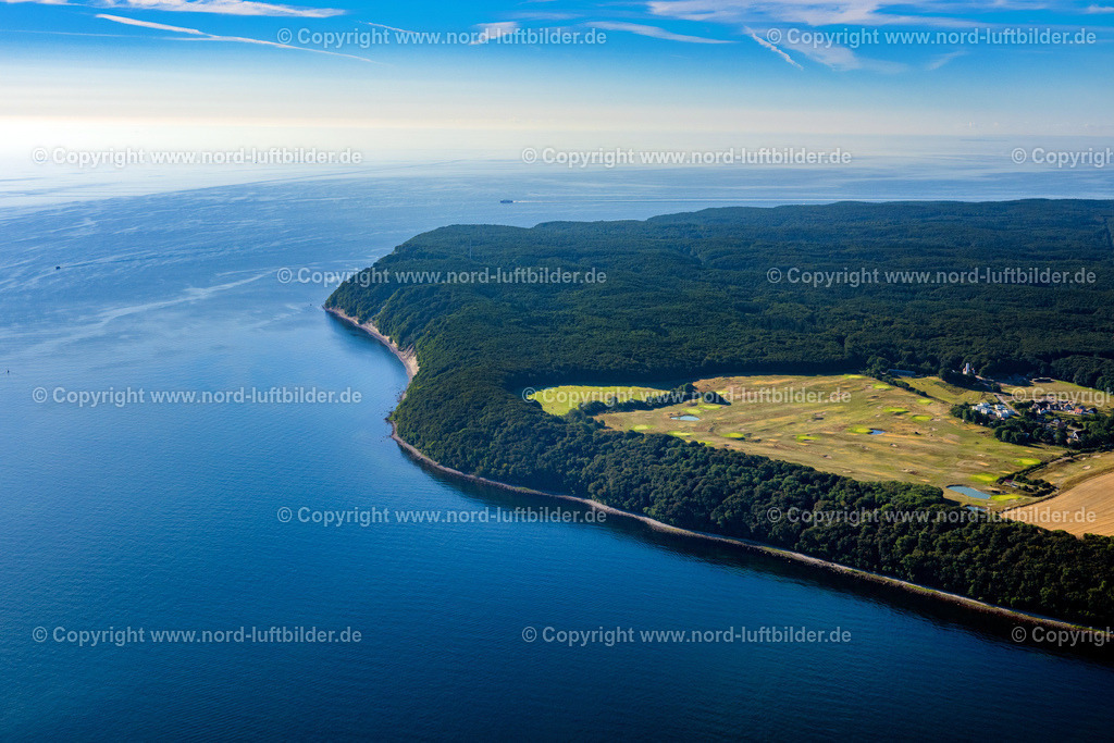 Kreidefelsen_Königsstuhl_Rügen_Els_6939100822 | SASSNITZ 10.08.2022 Blick auf die Kreideküste im Nationalpark Jasmund bei Sassnitz auf der Insel Rügen in Mecklenburg-Vorpommern. Der markante Felsvorsprung Königsstuhl befindet sich in der Umgebung der Stubbenkammer in dem seit 1990 bestehenden Nationalpark am Ufer zur Ostsee mit einem Buchenwald, der teilweise zum UNESCO-Welterbe gehört. Weiterführende Informationen bei: Nationalpark-Zentrum KÖNIGSSTUHL Sassnitz gemeinnützige GmbH. // View of the chalk cliff coast in the National Park Jasmund near Sassnitz on the island Ruegen in Mecklenburg-West Pomerania. Further information at: Nationalpark-Zentrum KOeNIGSSTUHL Sassnitz gemeinnuetzige GmbH. Foto: Martin Elsen