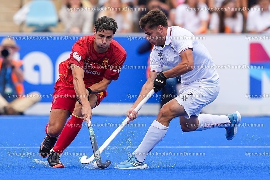 xydrx16082502005 | 16.08.2025, xydrx, Herren EuroHockey Championship 2025, Spiel um Platz 3, Frankreich - Spanien, Sparkassenpark Mönchengladbach: Joaquin Menini (ESP #18) im Zweikampf gegen Lucas Montecot (FRA #7)