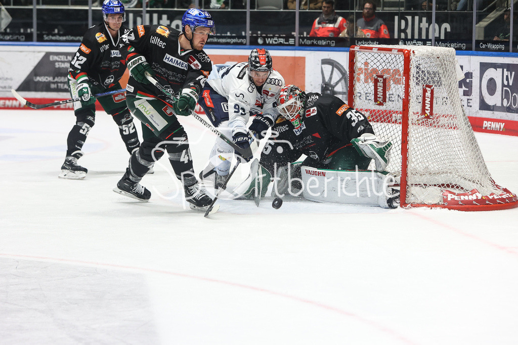 Augsburger Panther - ERC Ingolstadt | Casey BAILEY (ERC #93) bringt in dieser Szene den Puck nicht an Markus Keller (AEV #35) vorbei