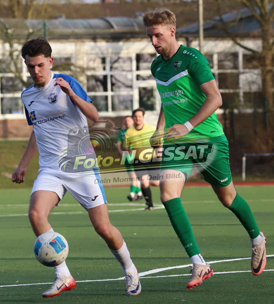 SC Bünde - TuS Brake | Auf dem Bild zu sehen: grün SC Bünde: Jordan Dusinovic ; weiß TuS Brake: Fynn DiembeckSC Bünde, TuS Brake, Saison 25/26, Bezirksliga, Deutschland - Realisiert mit Pictrs.com