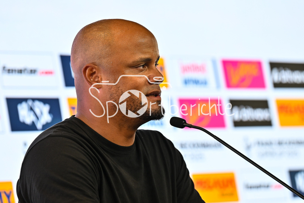 VfB Stuttgart - FC Bayern München | im Bild Vincent KOMPANY Trainer FC Bayern Muenchen auf der Pressekonferenz nach dem Franz Beckenbauer Supercup / Einzelfoto / Freisteller / Franz-Beckenbauer Supercup: VfB Stuttgart - FC Bayern München; MHP Arena am 16.08.2025