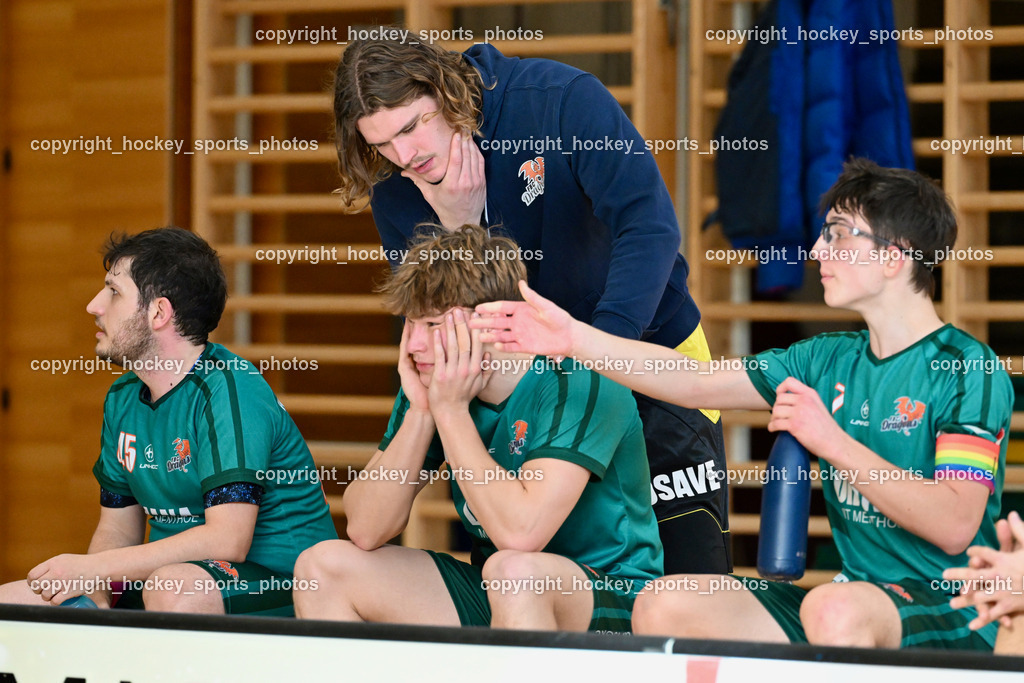 VSV Unihockey vs. FBC Dragons | Spielerbank FBC Dragons, #45 DRESCHER David FCB Dragons, #92 SCHUH Benjamin FCB Dragons, #7 STEINBICHLER Pauli FCB Dragons, VSV Unihockey vs. FBC Dragons, VSV Unihockey vs. FBC Dragons am 22.12.2024 in Villach (Ballspielhalle St. Martin), Austria, (Photo by Bernd Stefan)