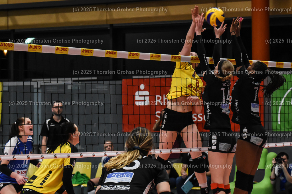 VBL VFB Suhl vs. SCHWARZ-WEISS Erfurt | (VFB Suhl) in Gelb, (Schwarz-Weiss Erfurt) in Schwarz; VBL VFB Suhl vs. SCHWARZ-WEISS Erfurt, Volleyball-Bundesliga Frauen am 17.02.2018 in der Multihalle in Meiningen, (Deutschland) - Realisiert mit Pictrs.com