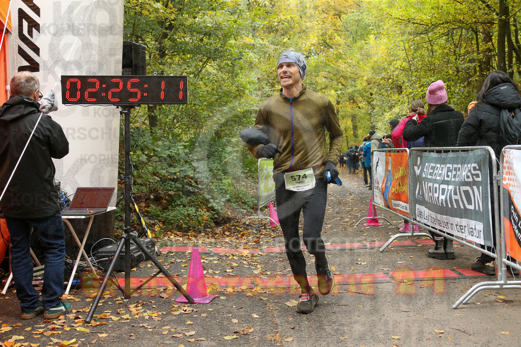 251026_1226_EX1_0391 | Sportfotografie im Rhein-Sieg Kreis, Köln, Bonn, NRW, Rheinland Pfalz, Hessen, etc. Unser Tätigkeitsfeld umfasst den Laufsport vom Volkslauf über den Marathon, Duathlon, Triathon bis zum Ultralauf wie Kölnpfad Ultra oder Schindertrail.