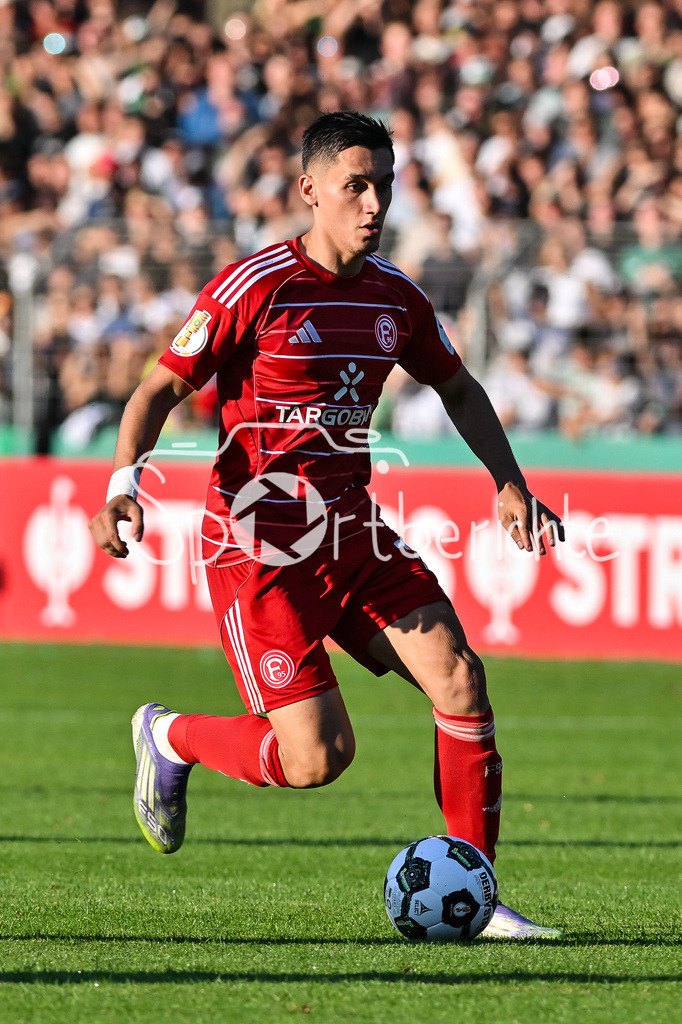 1. FC Schweinfurt 05 - Fortuna Düsseldorf | am Ball Sotiris ALEXANDROPOULOS (Fortuna 14) / Einzelfoto / Freisteller / DFB-Pokal: 1. FC Schweinfurt 05 - Fortuna Düsseldorf; Riedel-Bau Arena am 18.08.2025