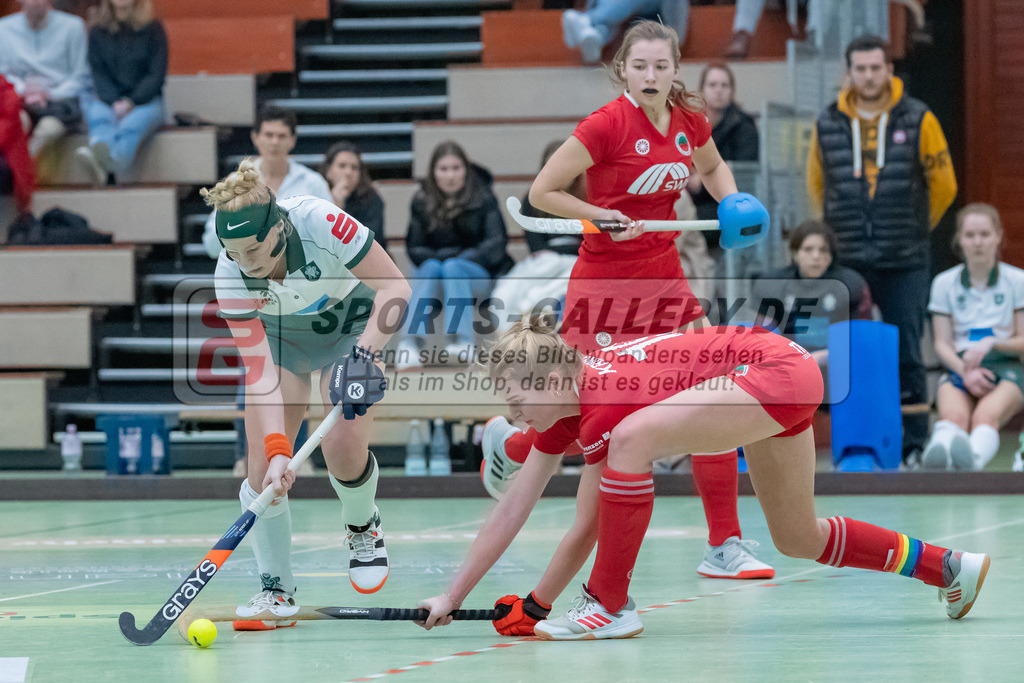HK_20230108_102604 | 1. Bundesliga ( Halle ) Damen Crefelder HTC - Uhlenhorst Mülheim am 8.1.2023 Crefelder HTC  ( CHTC ), Krefeld ,  Marie Oschee ( Uhlenhorst Mülheim #33 ) , Krings Lynn ( Crefelder HTC #19 )