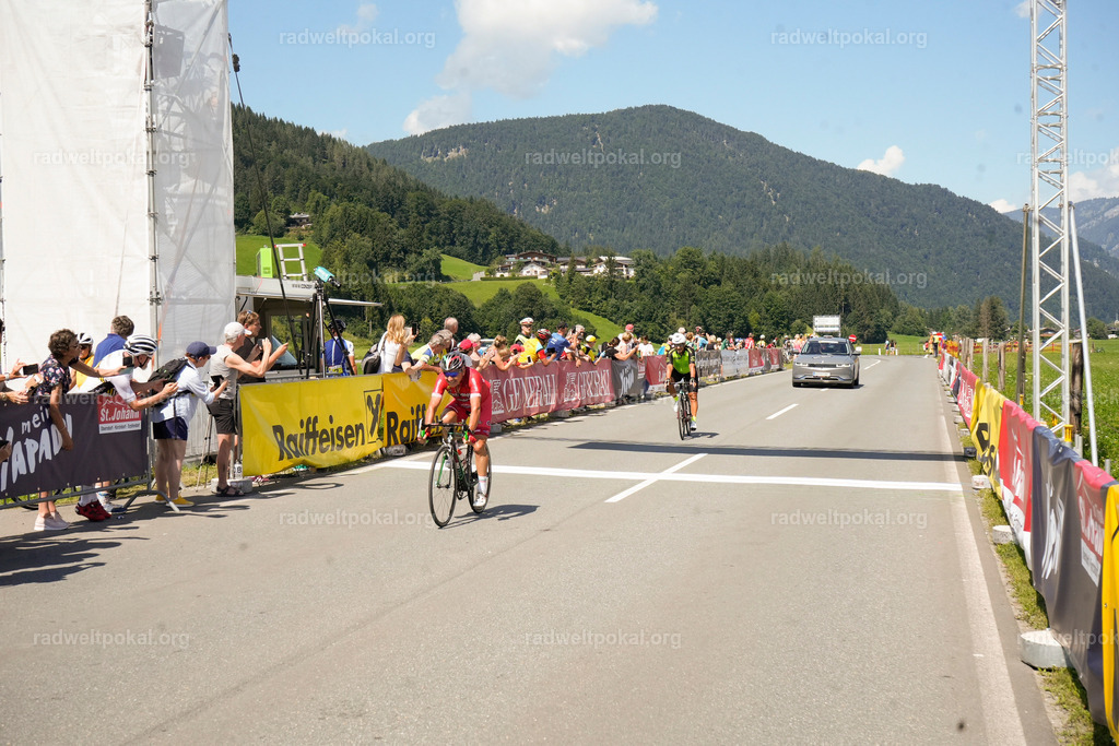 728_20230817_Bewerb_Maenner_Muehlanger | AUT - OESTERREICH, 2023-08-16: SPORT RENNRAD-FAHREN - 55. INTERNATIONALER RADWELTPOKAL IN ST. JOHANN IN TIROL  - Vintage-Radrennen mit WM-Bronze-Medaillen-Siegerin Christina Schweinberger, den Teilnehmer und Alexander Baumann (vom Orginastions-Team) - TAG 2 BEWERB MAENNER IN SECHS GRUPPEN  ; Foto: Roland Muehlanger