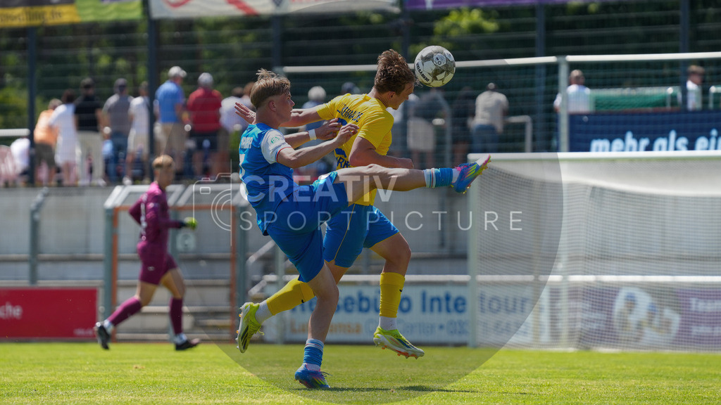 Fußball, Herren, Saison 2025/2026, 3. Luckenwalder Turmpokal, Werner-Seelenbinder-Stadion Luckenwalde, Spiel: FSV 63 Luckenwalde vs. F.C. Hansa Rostock U19,  | Fußball, Herren, Saison 2025/2026, 3. Luckenwalder Turmpokal, Werner-Seelenbinder-Stadion Luckenwalde, Spiel: FSV 63 Luckenwalde vs. F.C. Hansa Rostock U19,  Im Bild: Malte Lindow (blau. Rostock) und Remo Merke (gelb, Luckenwalde) - Realisiert mit Pictrs.com