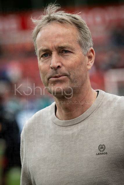 German Bundesliga, Bayer 04 Leverkusen vs. FC Augsburg, 18.04.2026 | LEVERKUSEN, GERMANY - APRIL 18, 2026 :  Kasper Hjulmand (Head Coach Bayer 04 Leverkusen) before the German Bundesliga match on gameday 30 between Bayer 04 Leverkusen vs. FC Augsburg at BayArena on April 18, 2026 in Leverkusen, Germany. DFL REGULATIONS PROHIBIT ANY USE OF PHOTOGRAPHS AS IMAGE SEQUENCES AND/OR QUASI-VIDEO.