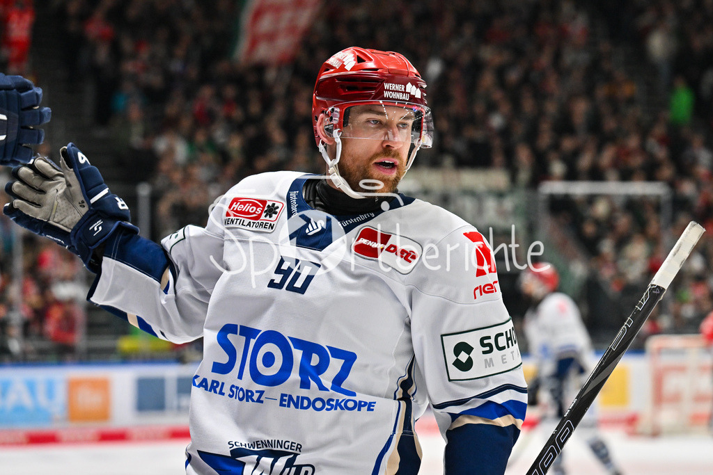 Augsburger Panther - Schwenninger Wild Wings | AUGSBURG, GERMANY - 02. JANUARY: Jubel der Wild Wings nach dem Treffer zum 4-5 durch  Tylor SPINK (Schwenninger Wild Wings 90)  / Tor / Torschuetze / Freude / Happy während dem Match zwischen den Augsburger Panthern und den Schwenninger Wild Wings am 35. Spieltag der Penny DEL im Curt Frenzel Stadion