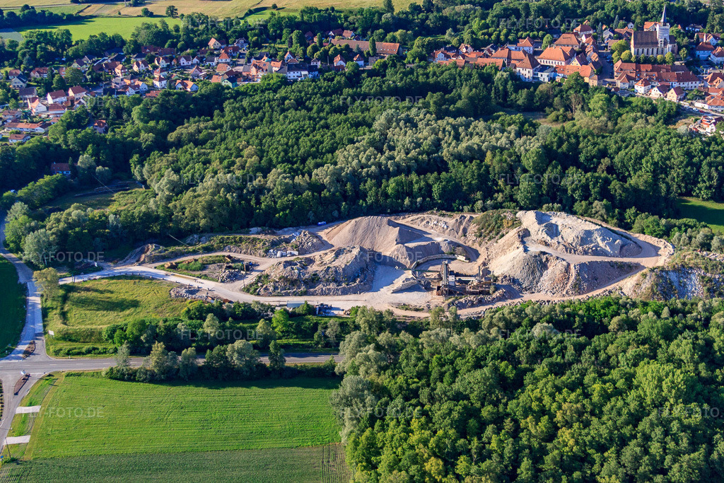 Luftbild: Kieswerk Sablières J. Leonhart - Plateforme recyclage de Lauterbourg in Lauterbourg im Bundesland Bas-Rhin in Frankreich.Foto: IMG_66579.jpg vom 05.06.2014 durch Werner Riehm/FLY-FOTO.deAuflösung des Originals: 4752 x 3168 pxWWW.LEONHART.FR