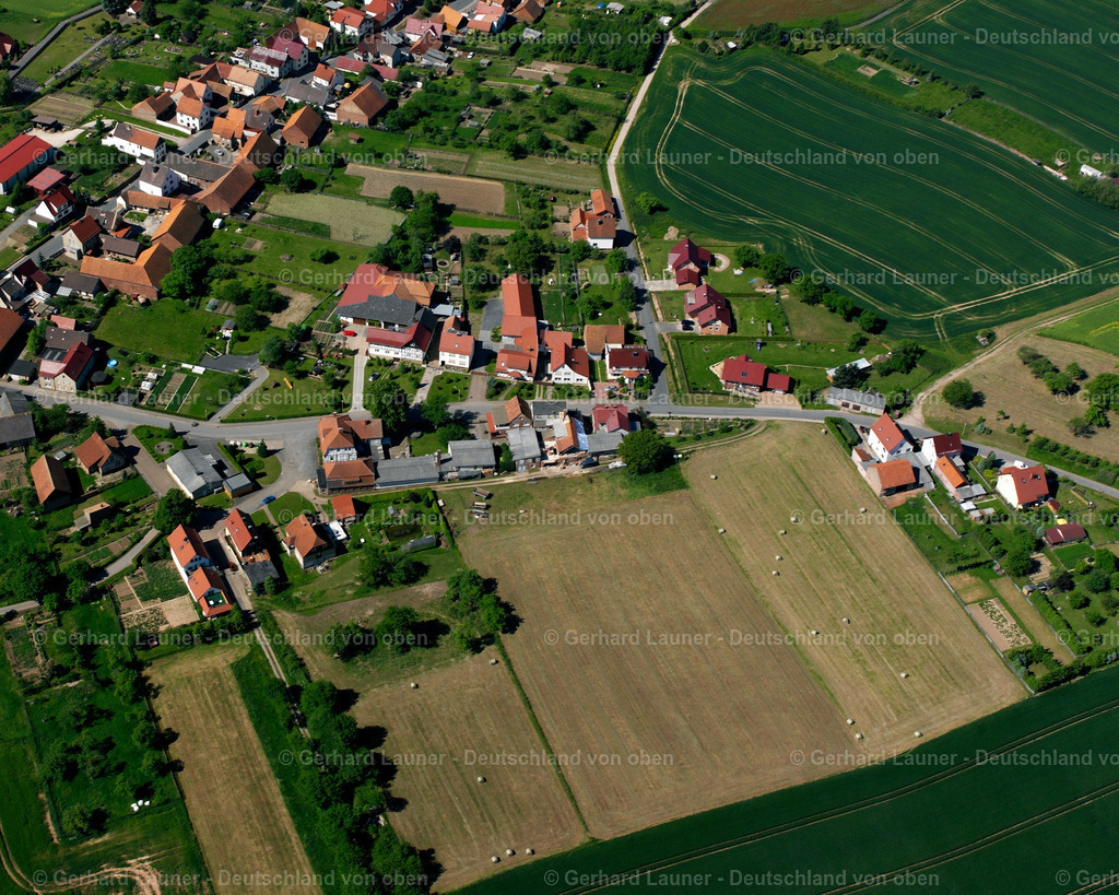 2634021 | FREIENHAGEN 09.06.2006 Landwirtschaftliche Nutzflächen und Feldgrenzen  umsäumen das Siedlungsgebiet des Dorfes in Freienhagen im Bundesland Thüringen, Deutschland // Agricultural land and field boundaries surround the settlement area of the village  in Freienhagen in the state Thuringia, Germany Foto: Gerhard Launer
