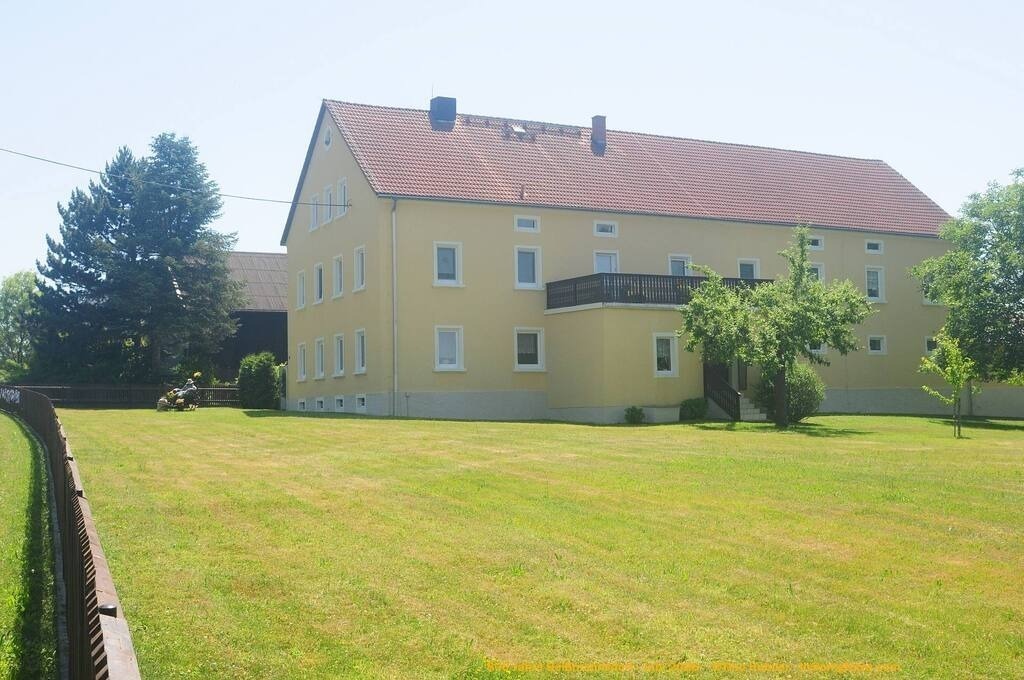 Geißmannsdorf-2026-Ortsbilder-246 | Geißmannsdorf bei Bischofswerda im Sommer 2026. Ein fotografischer Streifzug durch das Dorf Geißmannsdorf, mit Gebäuden, Straßen, Strohpuppen und geschmückten Vorgärten und Grundstücken anlässlich der 800-Jahr-Feier von Geißmannsdorf im Juni 2026 - Realisiert mit Pictrs.com