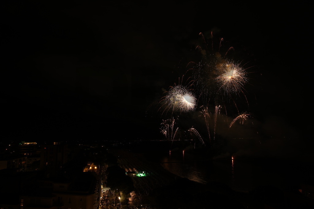 Ferragosto Fireworks in Grado, Italy | GRADO, ITALY, 15.AUG.26 - FIREWORKS - Ferragosto fireworks over the Adriatic Sea in Grado, Italy. Colorful fireworks light up the night sky above the beach, coastline and waterfront during the traditional summer celebration. - Realisiert mit Pictrs.com