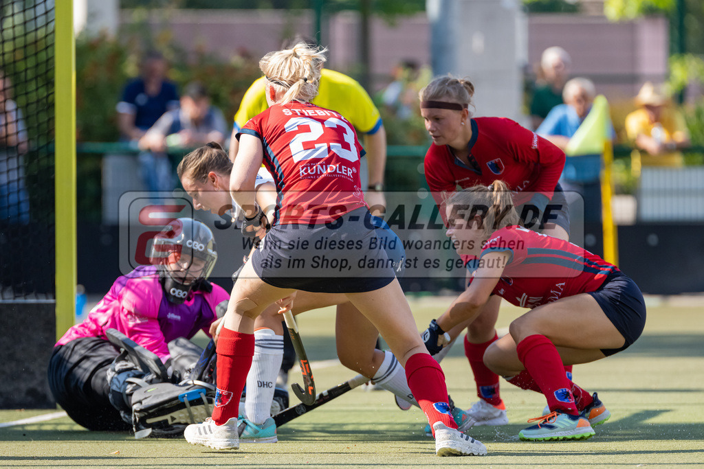 HK_20220903_109656 | 1. Bundesliga Damen Düsseldorfer HC - Berliner HC am 3.9.2022 DHC Düsseldorf, Düsseldorf , 
Sophie Stiebitz Malin ( Berliner HC #23 ) , Elisa Gräve ( Düsseldorfer HC #26 )