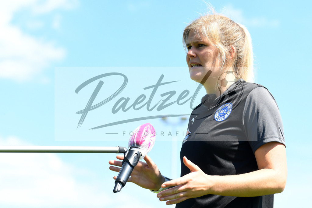 TRASFL20200713_0049 | Fussball, Herren: Trainerin Imke Wuebbenhorst (SF Lotte) im Interview bei der Trainingseinheit von SF Lotte im Sportpark am Lotter Kreuz am 13.07.2020 in Lotte, Deutschland. - Realisiert mit Pictrs.com