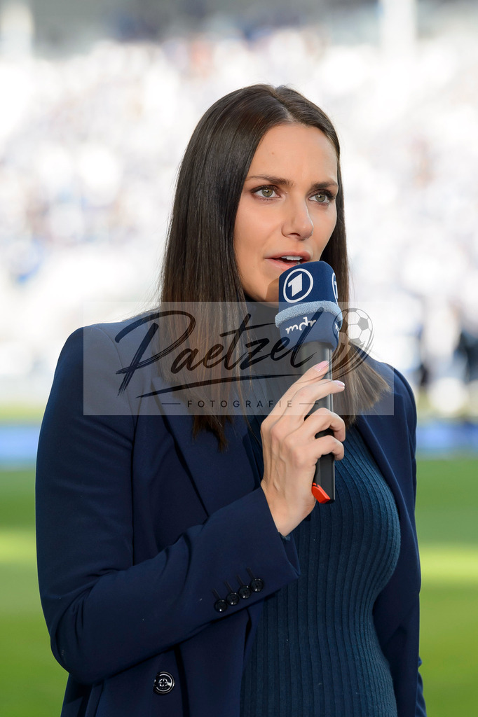 FCMFCK20210904_079 | Fussball, Herren: Sportschau-Moderatorin Esther Sedlaczek schaut beim Spiel der 3. Liga zwischen 1. FC Magdeburg und 1. FC Kaiserslautern in der MDCC-Arena am 04.09.2021 in Magdeburg, Deutschland.DFB / DFL REGULATIONS PROHIBIT ANY USE OF PHOTOGRAPHS AS IMAGE SEQUENCES AND/OR QUASI-VIDEO. - Realisiert mit Pictrs.com