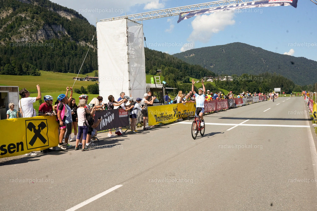 697_20230817_Bewerb_Maenner_Muehlanger | AUT - OESTERREICH, 2023-08-16: SPORT RENNRAD-FAHREN - 55. INTERNATIONALER RADWELTPOKAL IN ST. JOHANN IN TIROL  - Vintage-Radrennen mit WM-Bronze-Medaillen-Siegerin Christina Schweinberger, den Teilnehmer und Alexander Baumann (vom Orginastions-Team) - TAG 2 BEWERB MAENNER IN SECHS GRUPPEN  ; Foto: Roland Muehlanger