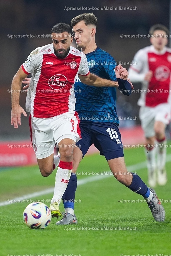 xYDRx01022601057 | 01.02.2026, xydrx, Fußball, 3.Liga, Rot-Weiss Essen - SV Wehen Wiesbaden, Saison 2025 2026, Stadion an der Hafenstraße: Ramien Safi (Rot-Weiss Essen #7) im Zweikampf gegen Justin Janitzek (SV Wehen Wiesbaden #15)   DFB regulations prohibit any use of photographs as image sequences and or quasi-video. Photo: xYannisxDreimannxPressefotoKochx