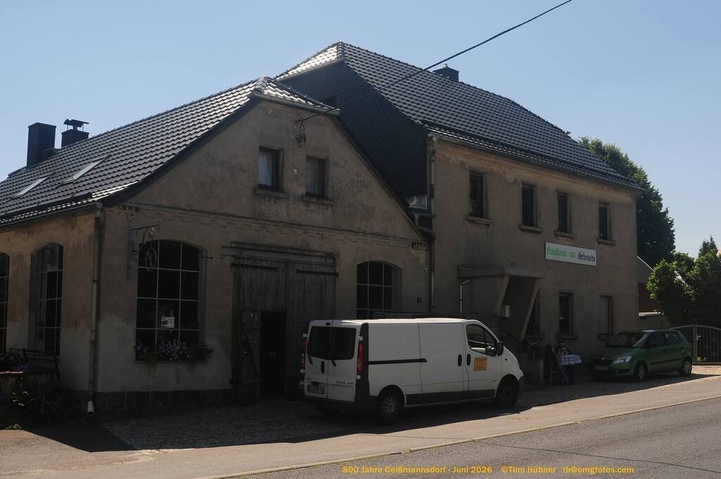 Geißmannsdorf-2026-Ortsbilder-422 | Geißmannsdorf bei Bischofswerda im Sommer 2026. Ein fotografischer Streifzug durch das Dorf Geißmannsdorf, mit Gebäuden, Straßen, Strohpuppen und geschmückten Vorgärten und Grundstücken anlässlich der 800-Jahr-Feier von Geißmannsdorf im Juni 2026 - Realisiert mit Pictrs.com
